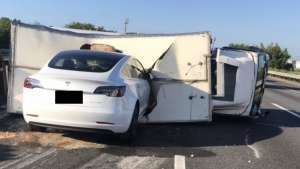 Why did Tesla Model 3 Crash Directly Into Overturned Truck