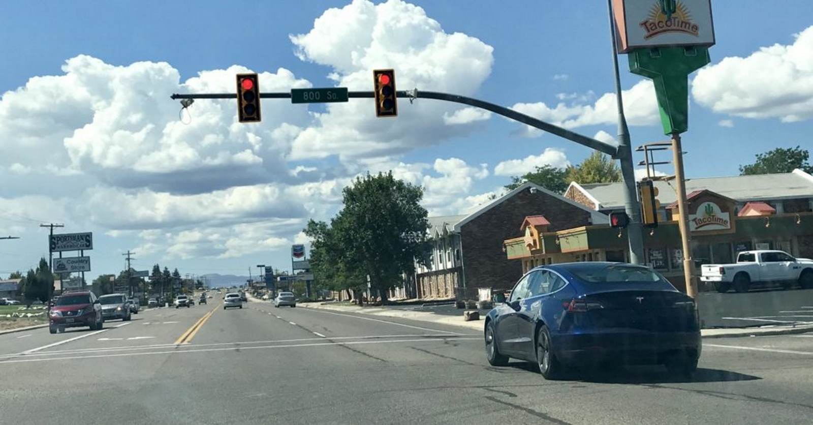 How Tesla detects traffic lights and stops automatically