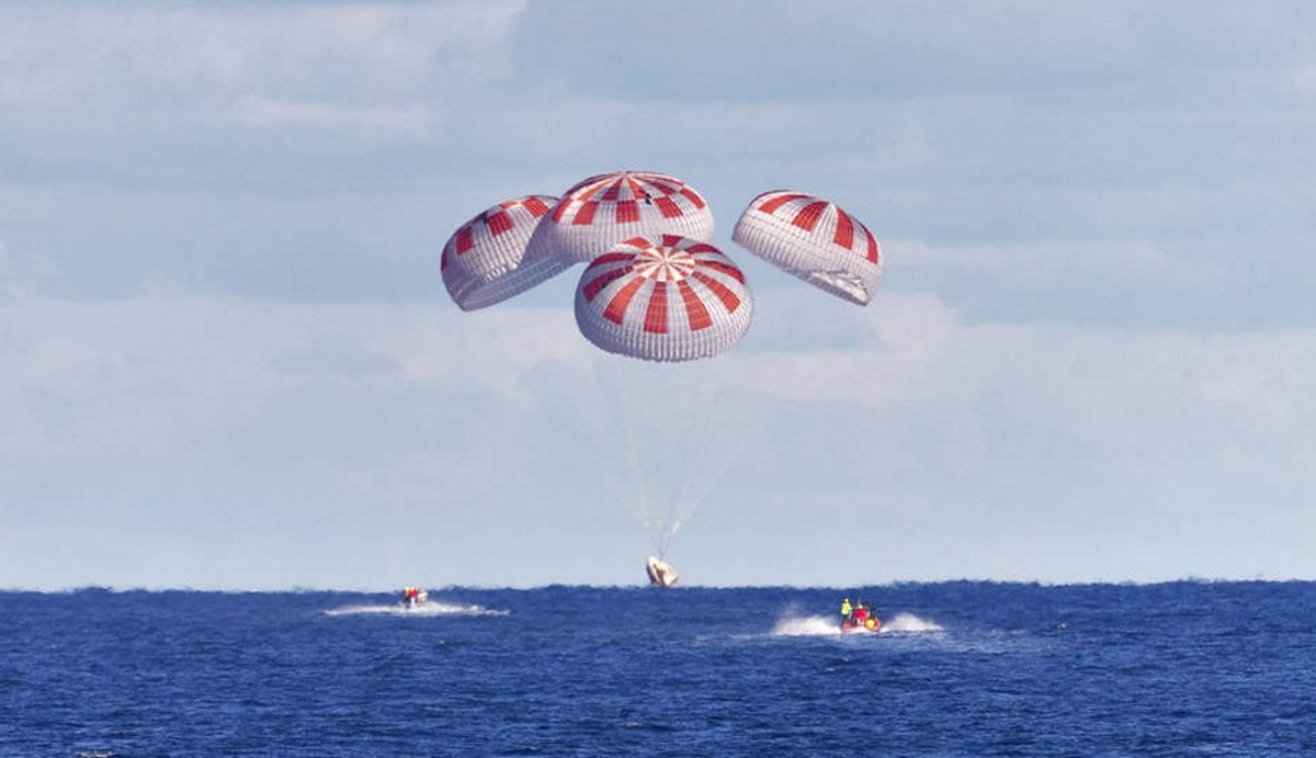 SpaceX lands NASA astronauts in the ocean