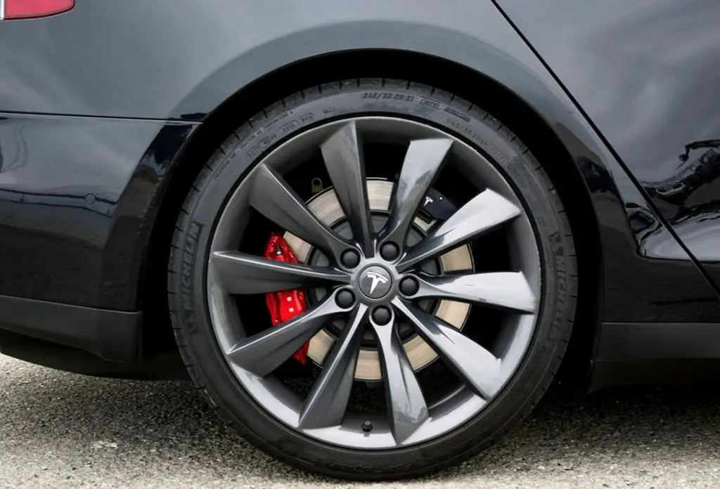 How does wheel size affect car performance?