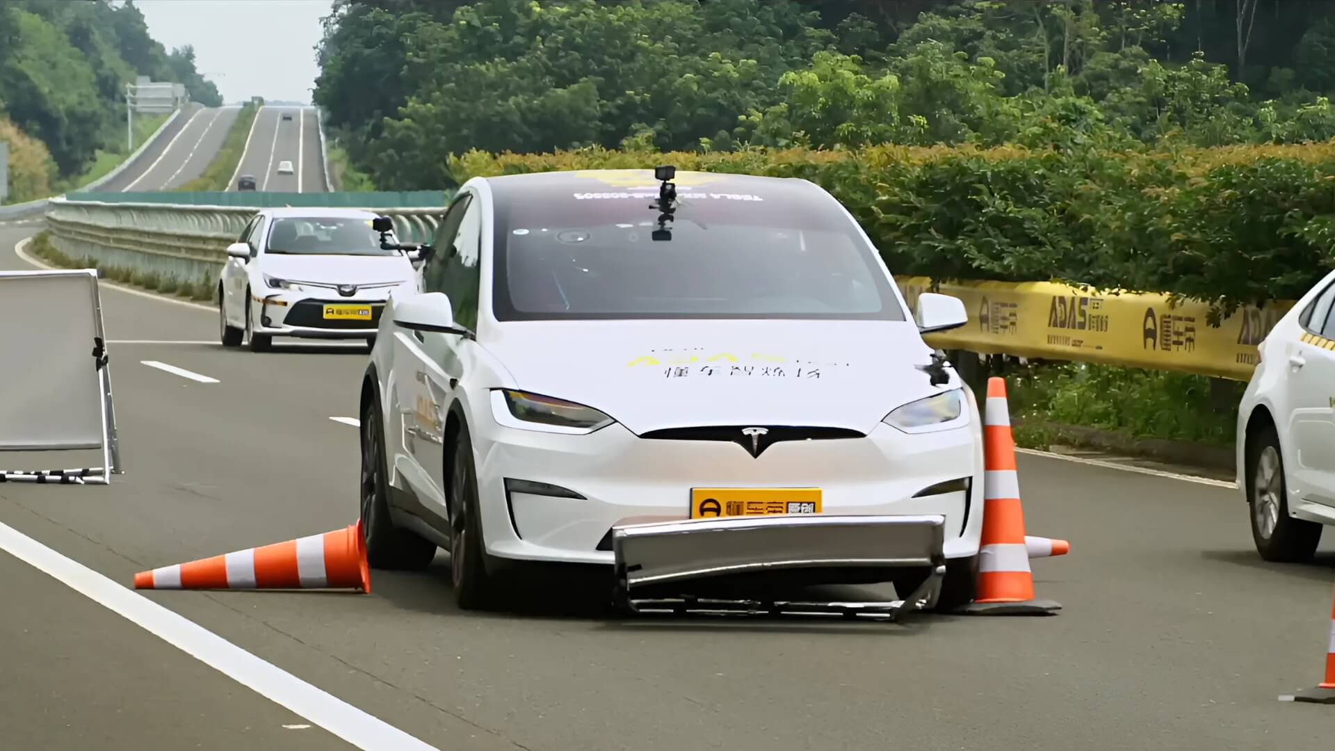 Tesla FSD Outshines Rivals in Real World Self-Driving Test